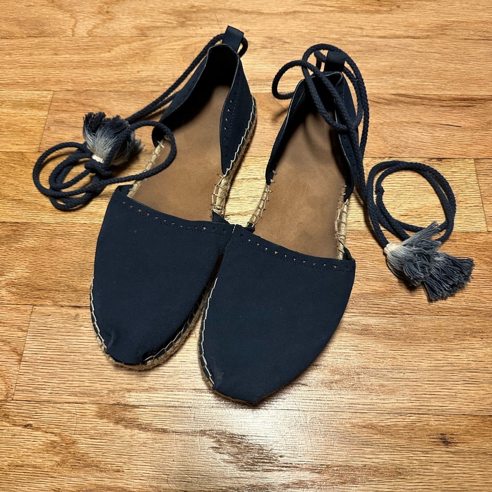 Toms Flats with Ankle tassels 9.5